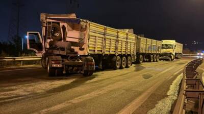 Hatay’ın Payas ilçesinde Adana–Hatay otoyolunda meydana gelen zincirleme trafik kazasında