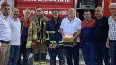 İskenderun’da İtfaiye Haftası, renkli bir sürprizle kutlandı. İlçedeki bazı muhtarlar,