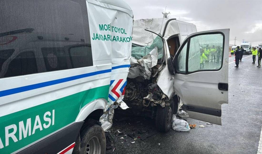 Aksaray’ın Ortaköy ilçesi yakınlarında, Ankara-Niğde otoyolunda meydana gelen kazada 2