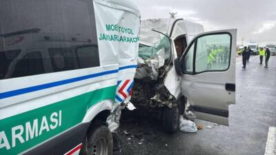Aksaray’ın Ortaköy ilçesi yakınlarında, Ankara-Niğde otoyolunda meydana gelen kazada 2