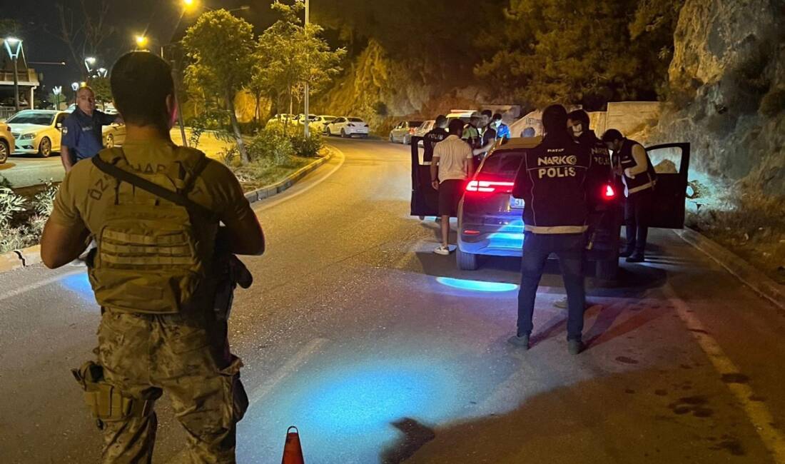 Hatay’ın merkez ilçesi Antakya’da polis ekipleri, Narkotik Vaka Analiz Sistemi