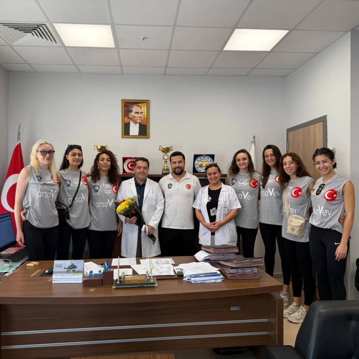 Hatay’da kurulan ve “Arsavev” adını alan kadın voleybol takımı sporcuları,