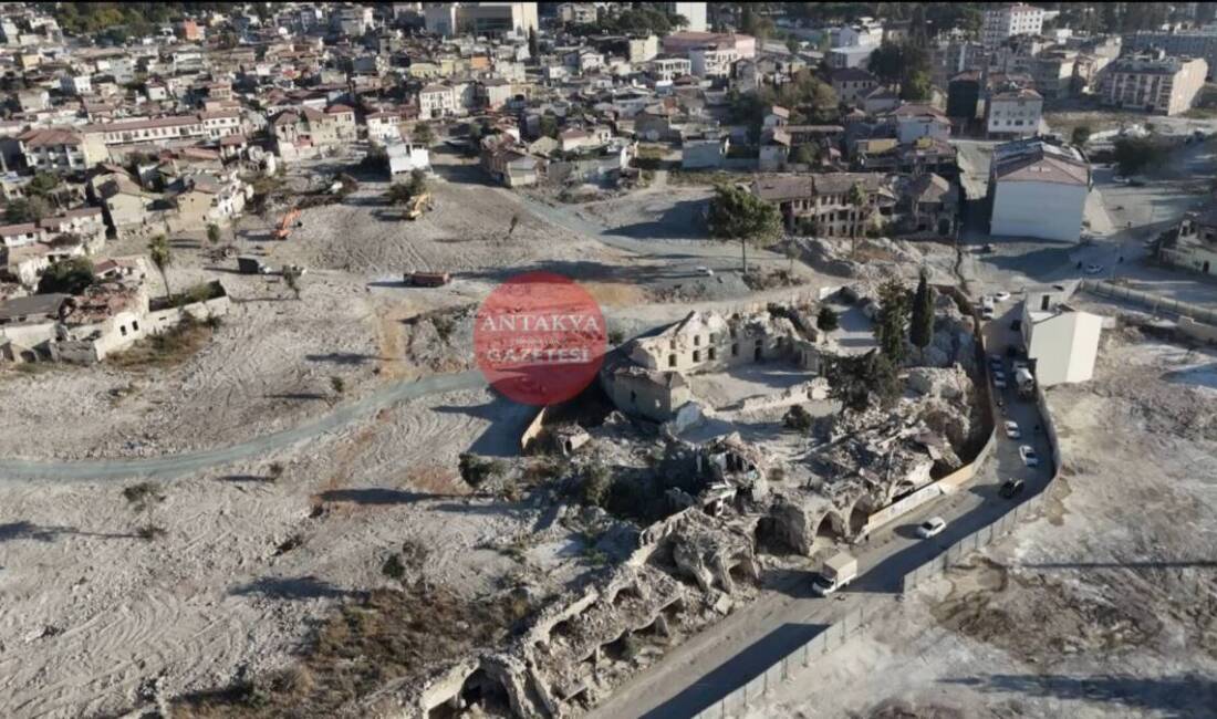 Hatay’ın Antakya ilçesinde, Saray Caddesi ile Kurtuluş Caddesi arasında yer