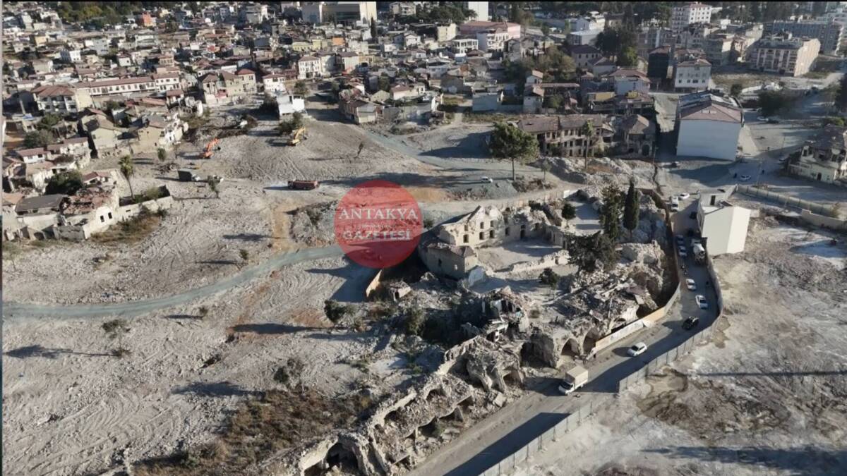 Hatay’ın Antakya ilçesinde, Saray Caddesi ile Kurtuluş Caddesi arasında yer