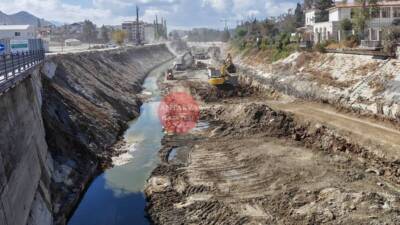 Hatay’ın simgelerinden biri olan Asi Nehri üzerinde yürütülen ıslah çalışmaları
