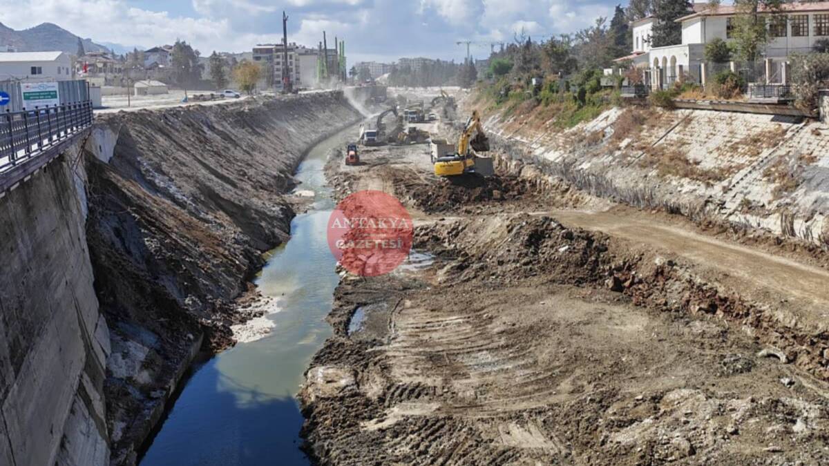 Hatay’ın simgelerinden biri olan Asi Nehri üzerinde yürütülen ıslah çalışmaları