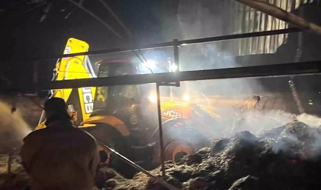 Hatay’ın Antakya ilçesinde bir çiftlikte çıkan samanlık yangını, itfaiye ekiplerinin