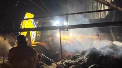 Hatay’ın Antakya ilçesinde bir çiftlikte çıkan samanlık yangını, itfaiye ekiplerinin