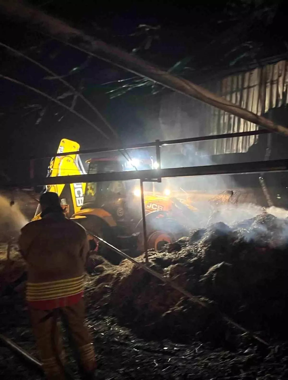 Hatay’ın Antakya ilçesinde bir çiftlikte çıkan samanlık yangını, itfaiye ekiplerinin