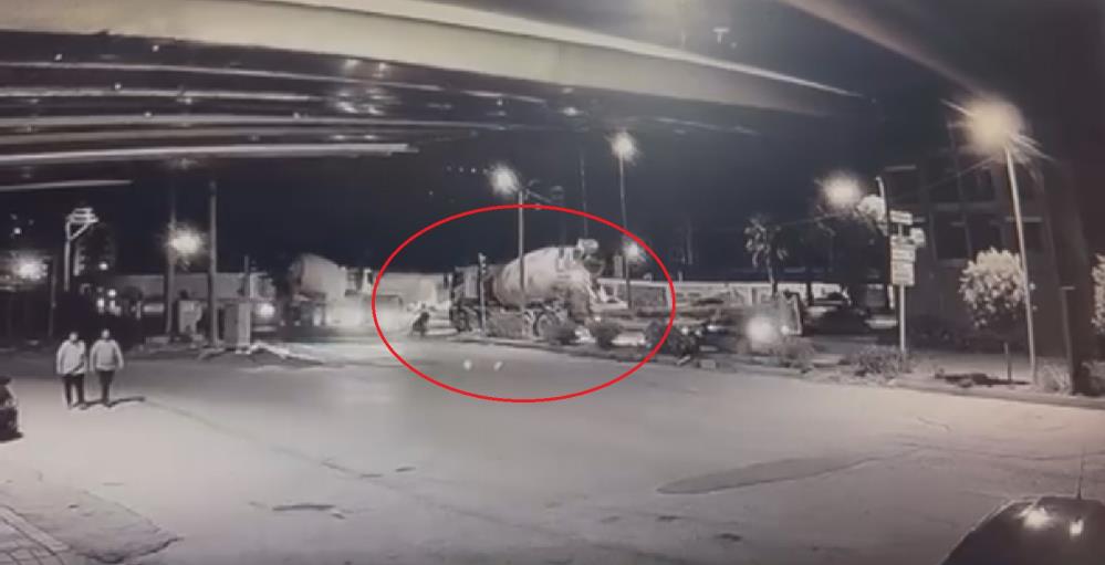 Antakya Akevler Mahallesi’nde yaşanan kazada, beton mikseri motosikleti ezdi. Sürücü