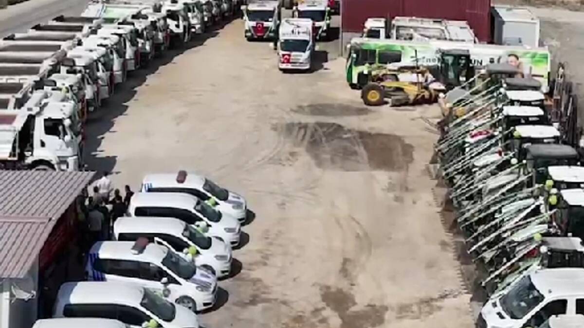 Defne Belediyesi, filosuna eklediği yeni iş makineleri ve araçlarla hizmet