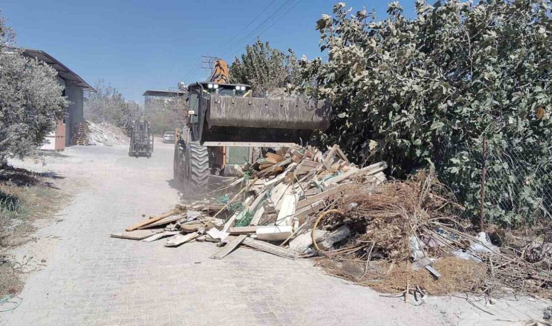 Temiz Defne için ekipler sahada Defne Belediyesi, ilçenin her mahallesinde temizlik çalışmalarını sürdürerek kentin yaşanabilirliğini