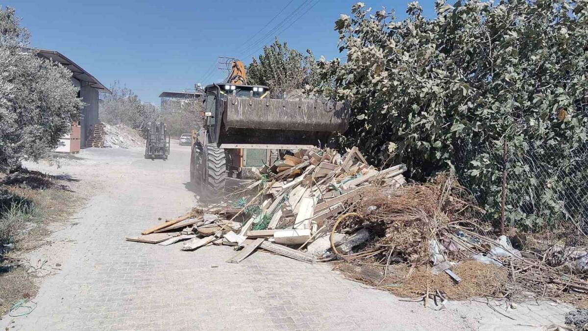 Defne Belediyesi, ilçenin her mahallesinde temizlik çalışmalarını sürdürerek kentin yaşanabilirliğini