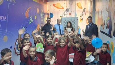 Defne’deki Çınarlı İlkokulu, kütüphane ve akıl-zekâ oyunları sınıfındaki yenileme çalışmalarıyla