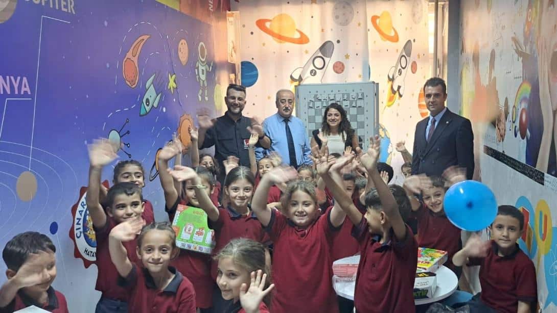 Defne’deki Çınarlı İlkokulu, kütüphane ve akıl-zekâ oyunları sınıfındaki yenileme çalışmalarıyla