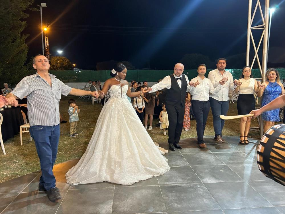 Hatay’da yaşayan Bayram Oğuz Yıldızhan’ın, Ganalı Gifty Adams ile renkli