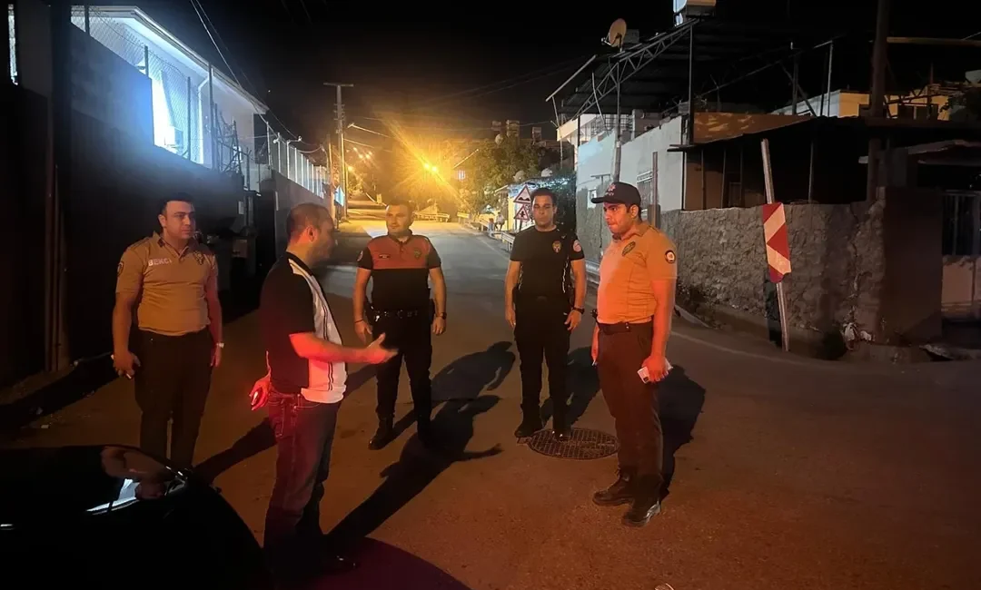 İskenderun’da Şüpheliler Güvenlik taramasından geçirildi Hatay’ın İskenderun ilçesinde halkın güvenliğini sağlamak amacıyla geniş çaplı “huzur