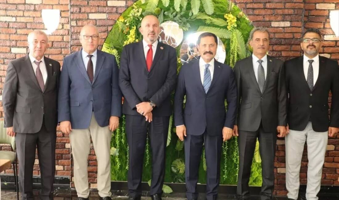 Hatay Valisi, muhtarlarla bir araya geldi Hatay Valisi Mustafa Masatlı, Türkiye Muhtarlar Konfederasyonu Başkanı Kadir Delibalta