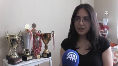 Henüz 5 yaşındayken kreşte başladığı satrançta önemli başarılar elde eden