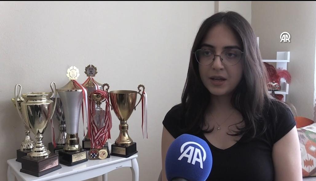 Henüz 5 yaşındayken kreşte başladığı satrançta önemli başarılar elde eden