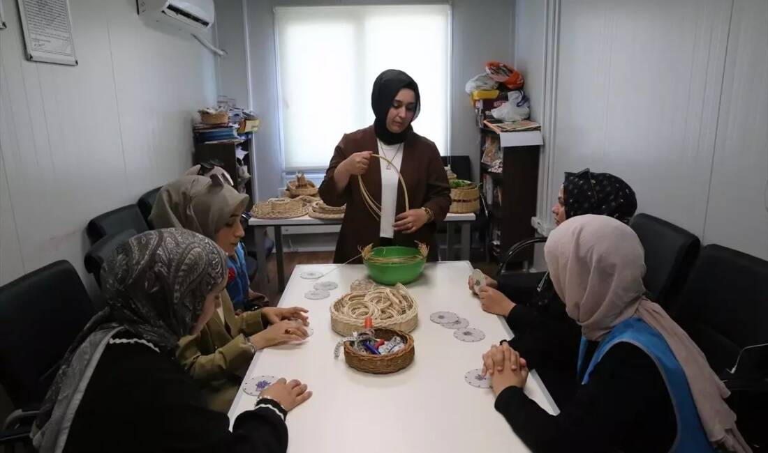 Hatay’da depremden etkilenen kadınlar, Türkiye Gençlik Vakfı tarafından hayata geçirilen