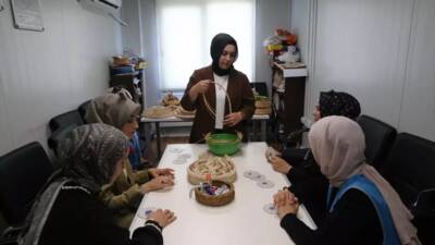 Hatay’da depremden etkilenen kadınlar, Türkiye Gençlik Vakfı tarafından hayata geçirilen