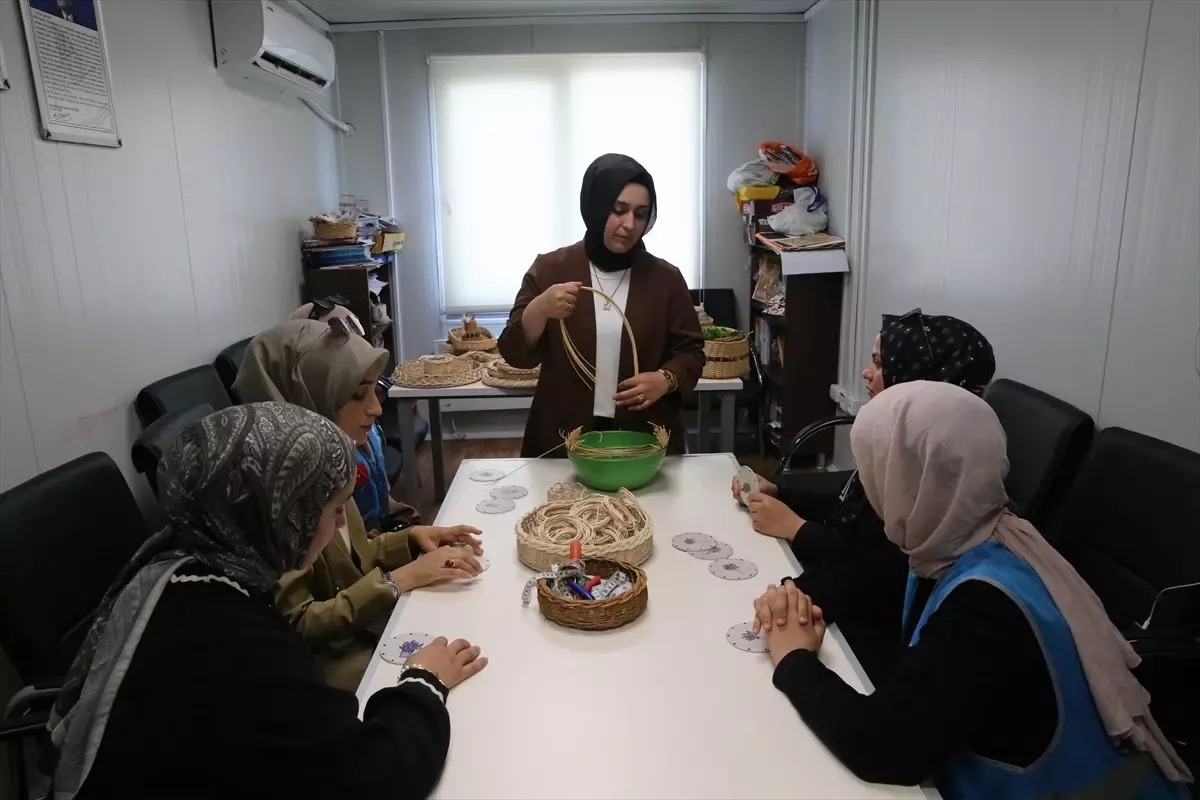 Hatay’da depremden etkilenen kadınlar, Türkiye Gençlik Vakfı tarafından hayata geçirilen