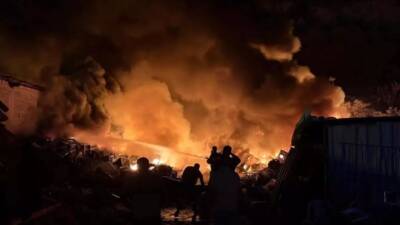 Hatay’ın Antakya ilçesinde bir hurdalıkta çıkan yangın, çevredeki ağaçlık alana