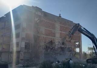 Hatay’ın Defne ilçesinde 6 katlı bir binanın yıkımı sırasında iş