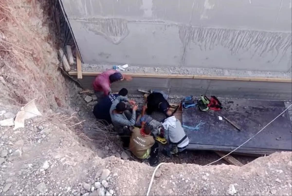 Hatay’ın Kırıkhan ilçesinde bir inşaat şantiyesinde temel kuyusuna düşen vatandaş,