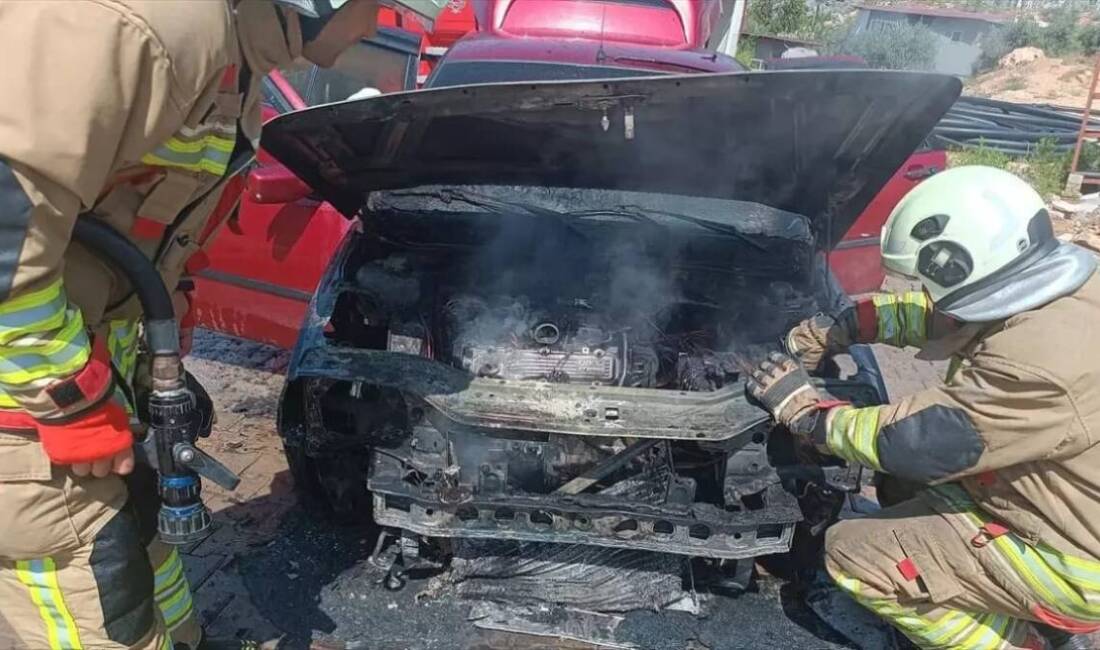 Hatay’ın İskenderun ilçesinde seyir halindeyken alev alan otomobil, itfaiye ekiplerince