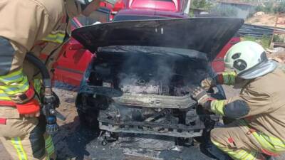 Hatay’ın İskenderun ilçesinde seyir halindeyken alev alan otomobil, itfaiye ekiplerince