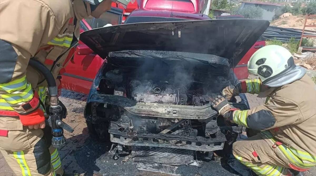 Hatay’ın İskenderun ilçesinde seyir halindeyken alev alan otomobil, itfaiye ekiplerince