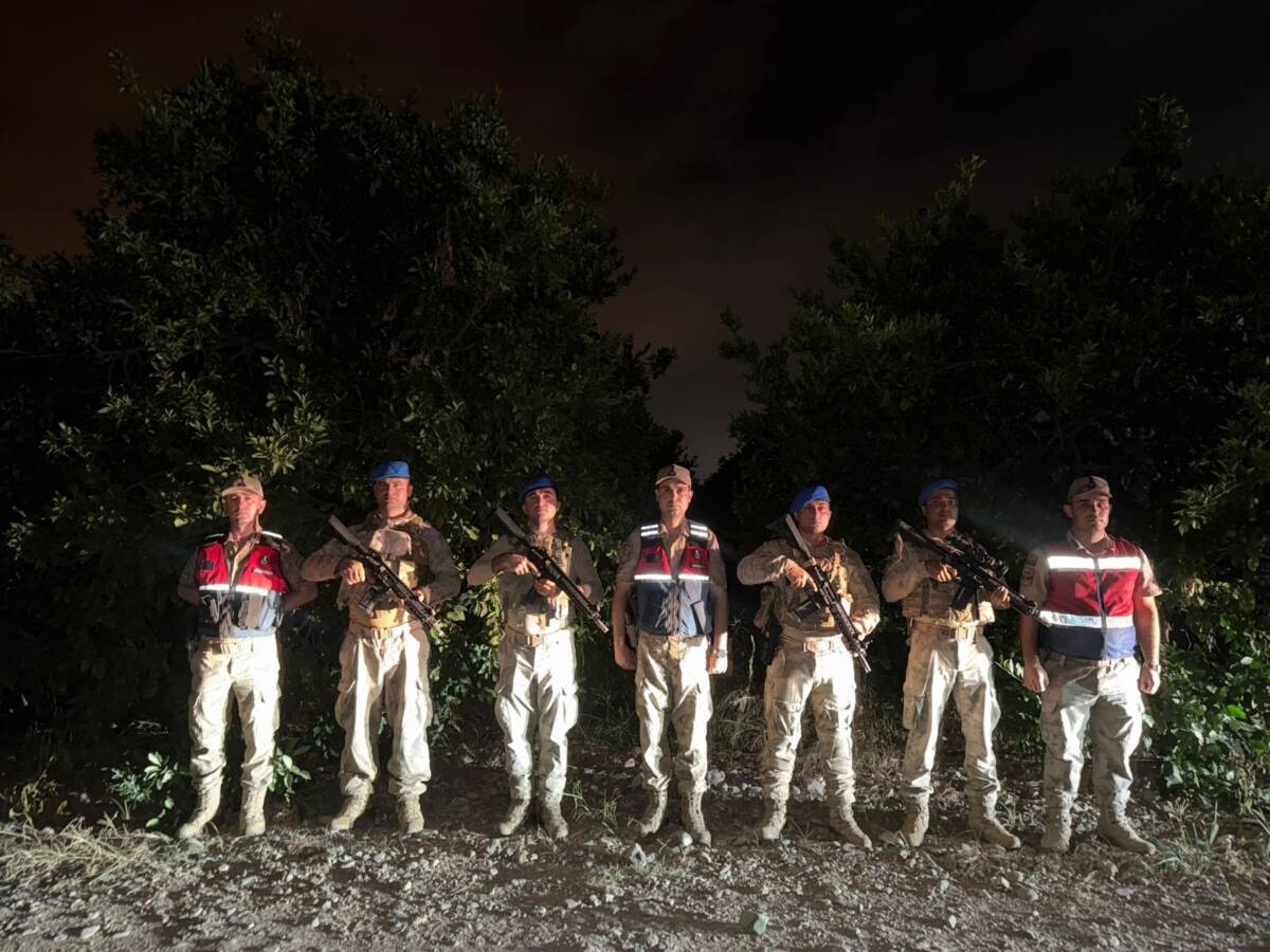 Hatay’ın Dörtyol ilçesinde jandarma, dron ve komando timleriyle narenciye bahçelerinde