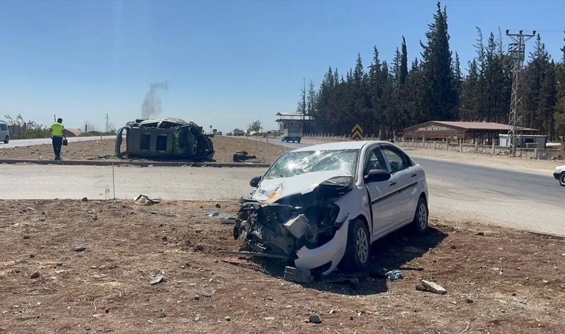   Hatay’ın Kırıkhan ilçesinde meydana gelen trafik kazasında iki otomobilin