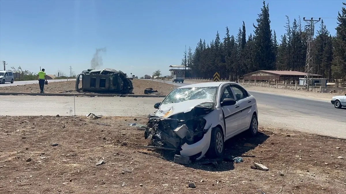 &nbsp; Hatay’ın Kırıkhan ilçesinde meydana gelen trafik kazasında iki otomobilin