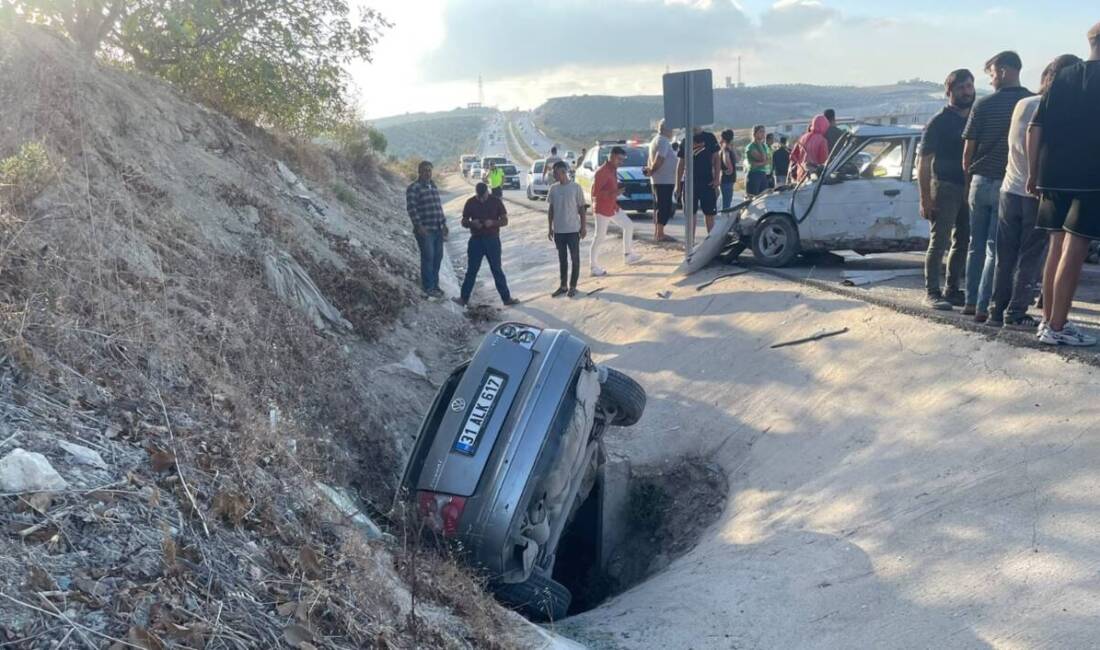 Hatay’ın Altınözü ilçesinde iki otomobilin çarpışması sonucu meydana gelen trafik