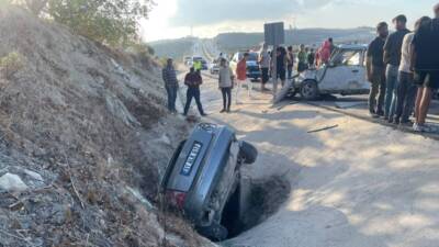 Hatay’ın Altınözü ilçesinde iki otomobilin çarpışması sonucu meydana gelen trafik