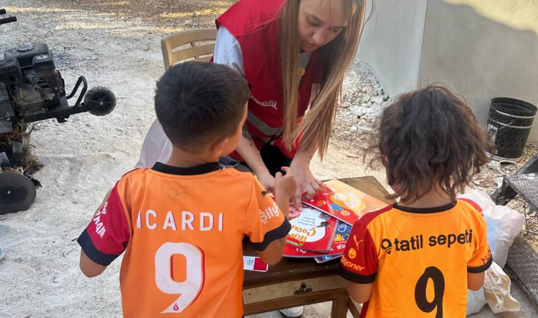 Kızılay Hatay ekipleri, gerçekleştirdikleri hane ziyaretleriyle ihtiyaç sahibi ailelerin yanında