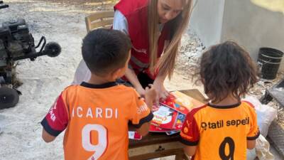 Kızılay Hatay ekipleri, gerçekleştirdikleri hane ziyaretleriyle ihtiyaç sahibi ailelerin yanında