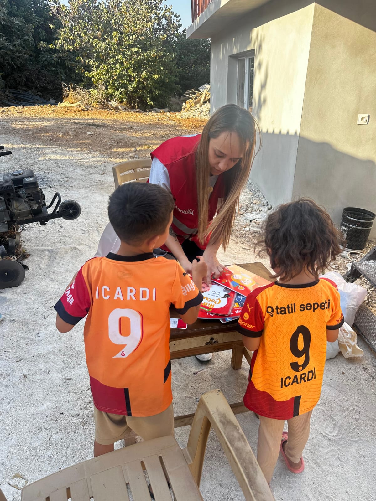 Kızılay Hatay ekipleri, gerçekleştirdikleri hane ziyaretleriyle ihtiyaç sahibi ailelerin yanında