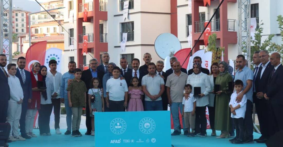 Hatay’da 8’inci Kura Çekildi: Binlerce Konutun Hak Sahipleri Belli Oldu 6 Şubat 2023 depremlerinden etkilenen Hatay’da, afetzedeler için inşa