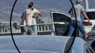 Hatay Antakya’da trafikte yol verme tartışması kavga ile sonuçlandı. Aracın