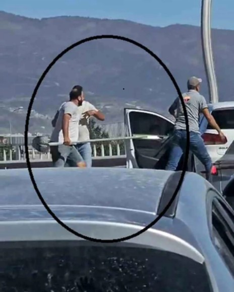 Hatay Antakya’da trafikte yol verme tartışması kavga ile sonuçlandı. Aracın