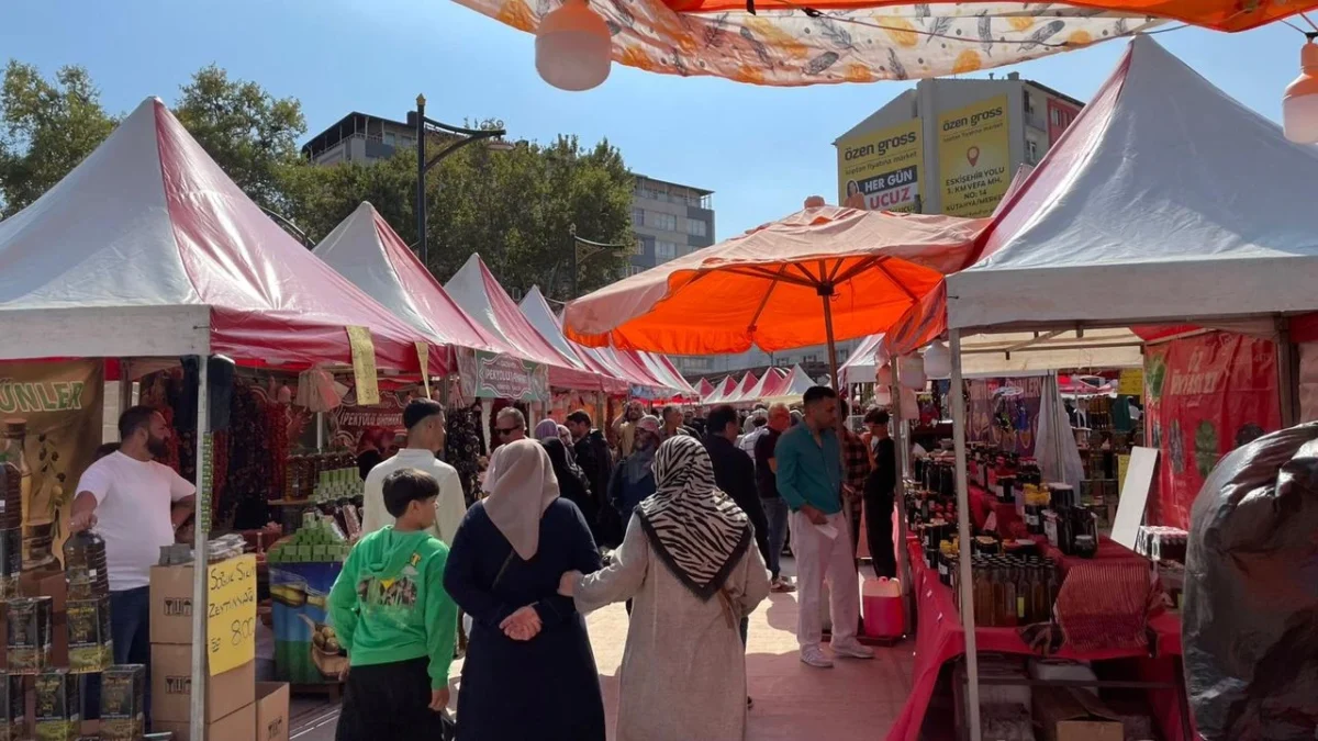 Kütahya Zafer Meydanı’nda düzenlenen Lezzet Festivali, Hatay’ın meşhur künefesi başta
