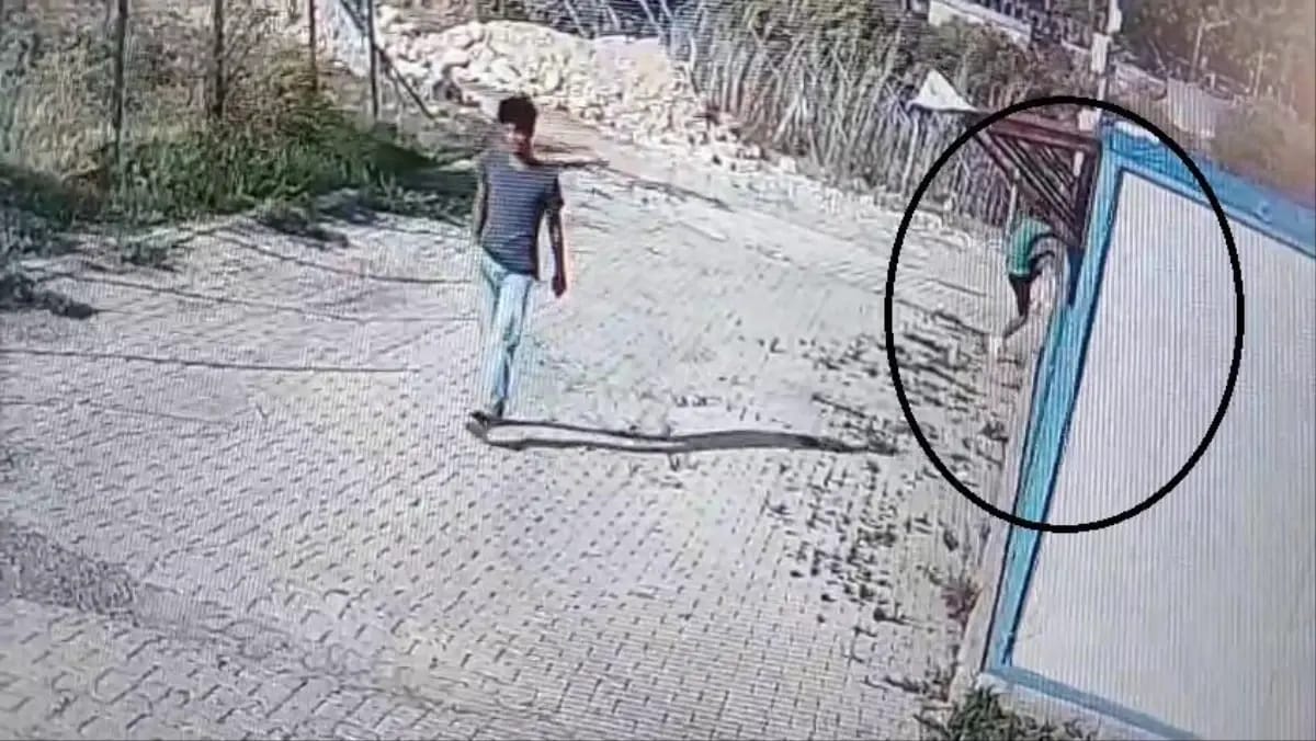 Hatay’da depremzede bir vatandaşın yaşadığı konteynere camdan girerek 30 saniye