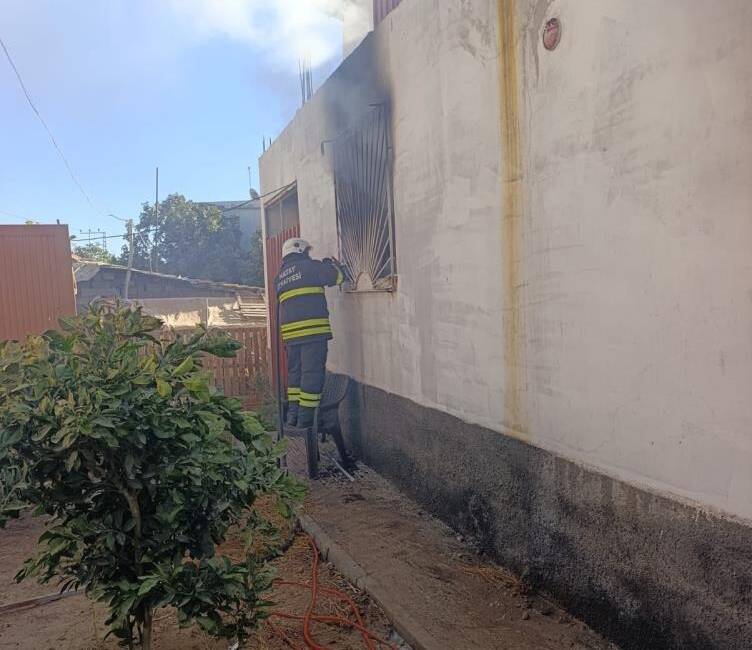 Hatay’da Müstakil Ev Alevlere Teslim Olmadan Söndürüldü Kumlu’da bir müstakil evde çıkan yangın, itfaiyenin hızlı müdahalesiyle büyümeden