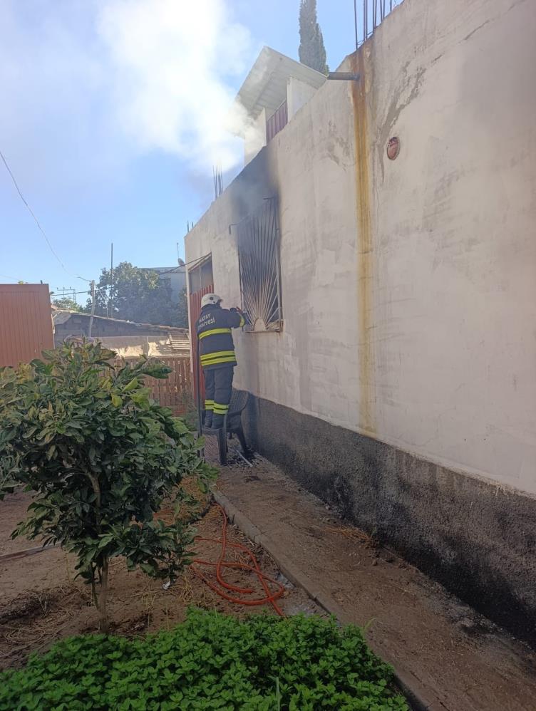 Kumlu’da bir müstakil evde çıkan yangın, itfaiyenin hızlı müdahalesiyle büyümeden