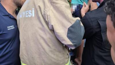 Hatay’ın İskenderun ilçesinde oyun oynarken demir korkuluklara sıkışan bir çocuk,