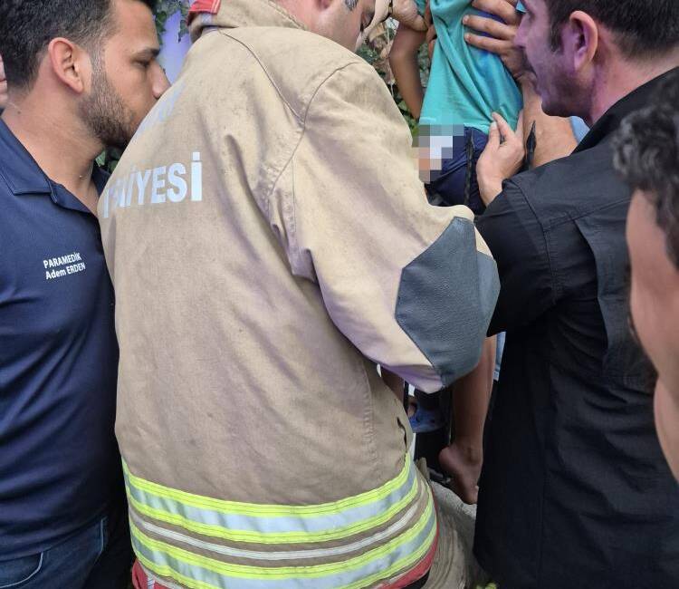 Oyun tehlikeye dönüştü: Çocuk korkuluklara sıkıştı Hatay’ın İskenderun ilçesinde oyun oynarken demir korkuluklara sıkışan bir çocuk,